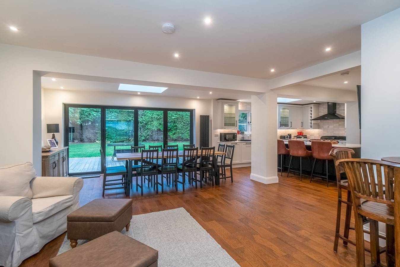 Spacious 5-Bed Home with Garden & Parking - Pass the Keys in Edinburgh, Edinburgh and Lothian