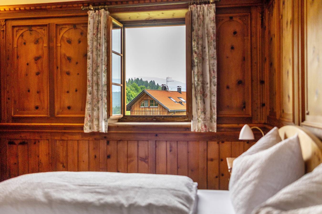 Ganze Wohnung, Ferienwohnung 'Ansitz Baumannhof Erker Suite' mit Bergblick, Gemeinschaftsgarten und Wlan in Issing, Pfalzen