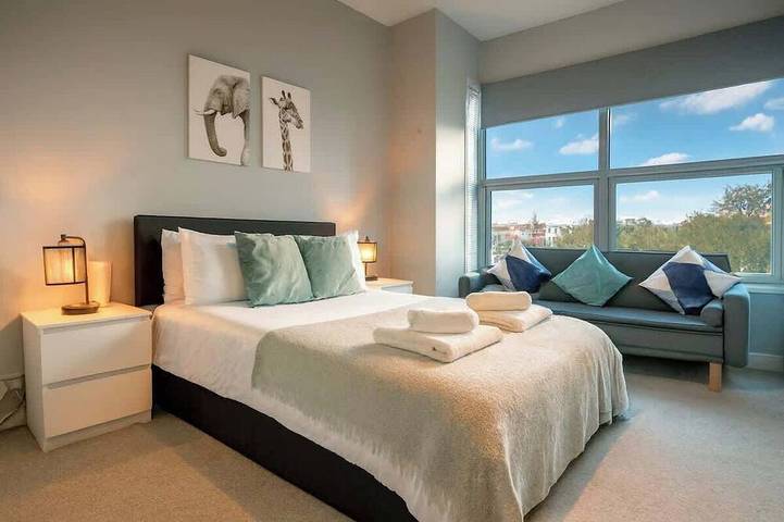 Entire apartment, Steps from Beach & Lanes | Stylish Brighton in Brighton, Sussex