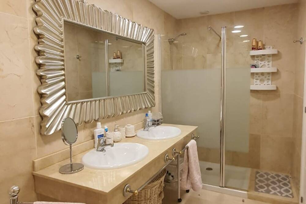 Entire apartment, Luxury apartment in La Caleta near restaurants in La Caleta, Adeje