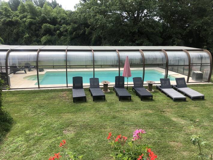 Gîte pour 10 personnes, avec terrasse ainsi que piscine et jardin