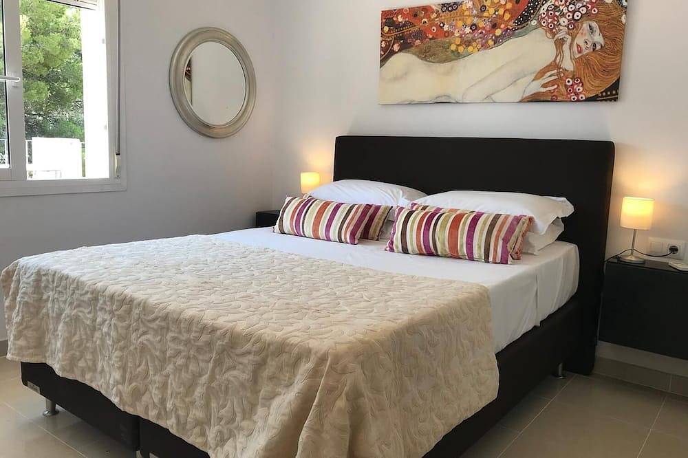 Large modern villa in quiet surroundings with large private pool. in Alcalalí, Costa Blanca