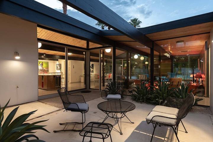 Villa for 8 people, with balcony and pool as well as yard and hot tub in Palm Springs