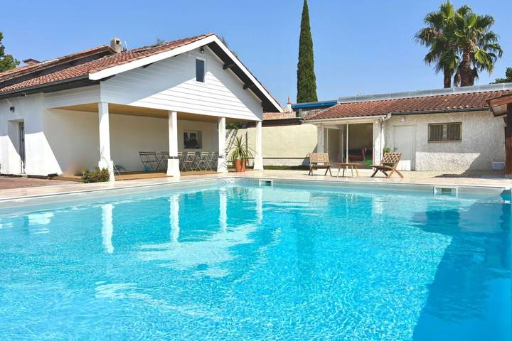 Villa pour 12 personnes, avec Terrasse et Jardin ainsi que Piscine et Vue sur le lac à Gujan-Mestras