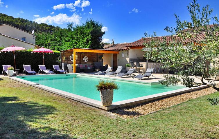 Appartement de luxe avec piscine, parking et WiFi in Barbentane, Région d'Arles