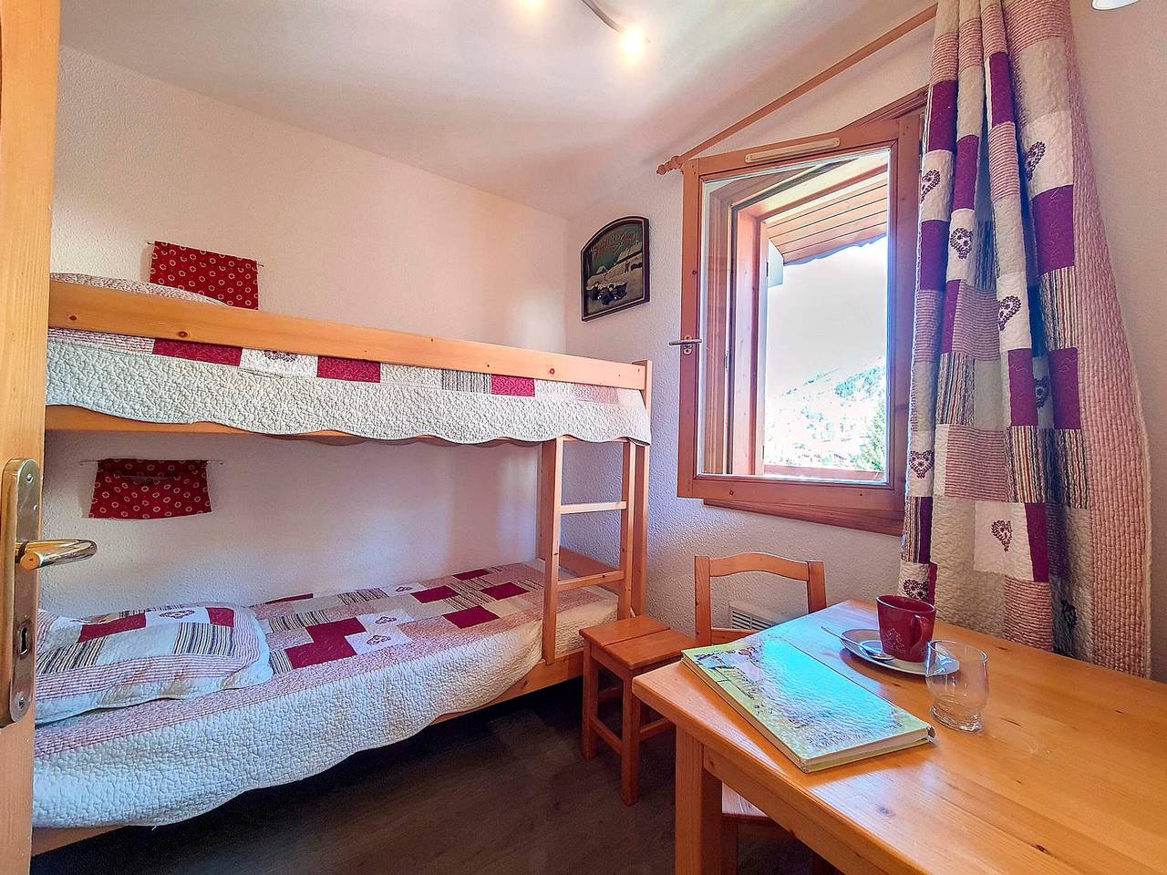 Entire apartment, Bright Spacious Apartment · Near Slopes · Balcony · Free Wi-Fi in Saint-Martin-de-Belleville, Les Trois Vallées