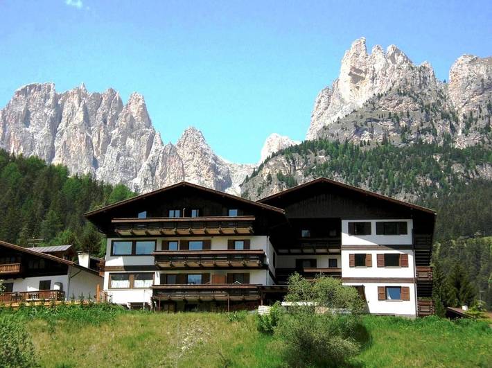 Appartamento per 4 persone, con Balcone e Terrazza nonché Giardino e Panorama a Pera di Fassa