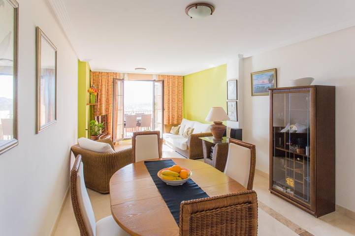 Apartamento vacacional entero, 3-Bed Apt, Sleeps 5 w/ Views & Golf & Country Club in Los Arqueros Golf and Country Club, Benahavís