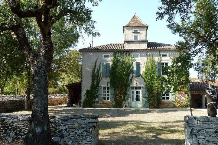 Gîte pour 12 personnes, avec jardin et jacuzzi ainsi que piscine et terrasse à Lugagnac