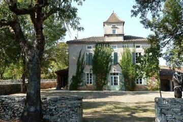 Gîte pour 12 personnes, avec jardin et jacuzzi ainsi que piscine et terrasse à Lugagnac
