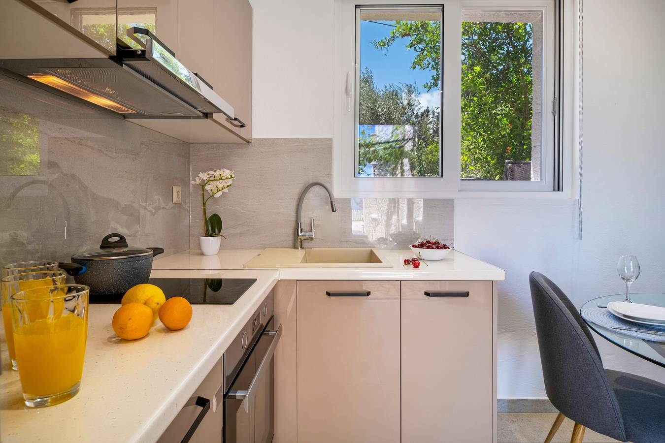 Entire studio, Gkountis Garden Studio Apartment with Sea View, Shared Pool & Wi-Fi in Greece