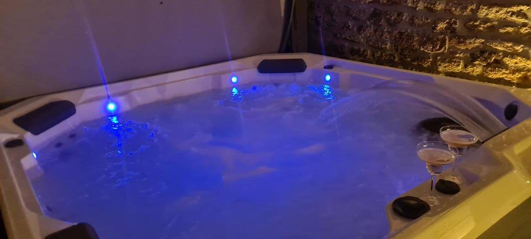 Gîte pour 4 personnes, avec jacuzzi et terrasse, animaux acceptés à Champ-du-Boult