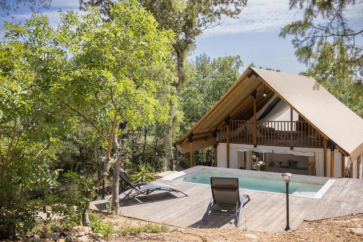 Tente pour 6 personnes, avec Balcon et Terrasse ainsi que Jardin et Piscine