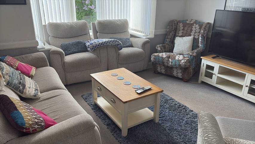 5 Bed Villa - Sleeps 10 - Pets - Garden - Parking in Skegness, Lincolnshire