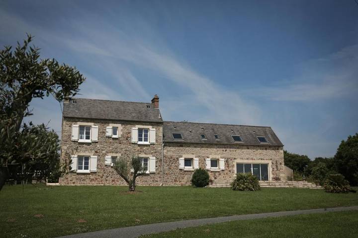 Location de vacances pour 6 personnes, avec vue et jardin à Crasville