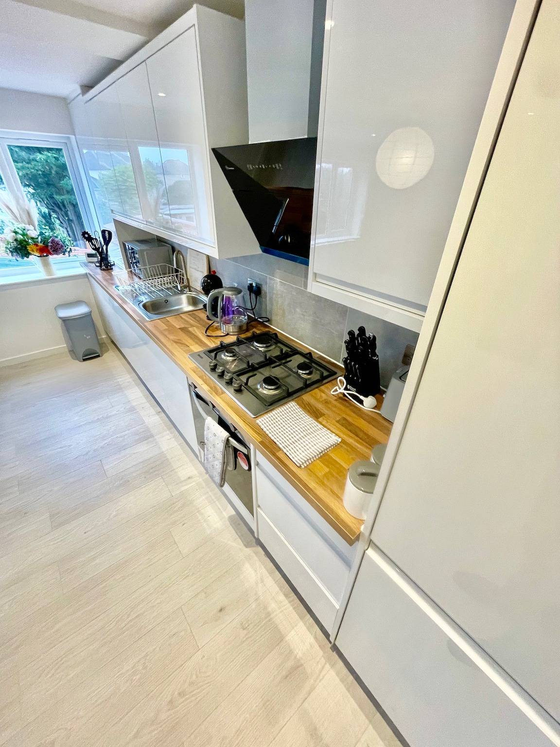 Entire holiday apartment, 2 Bed Flat - Sleeps 5 - Parking - Wifi in King's Hedges Ward, Cambridge