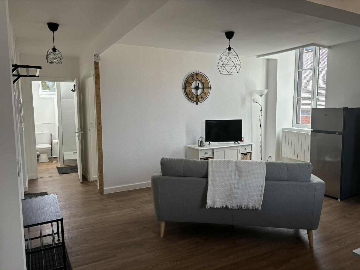 Appartement entier, Appartement moderne proche de l'autoroute in Combronde, Parc naturel régional des Volcans d'Auvergne