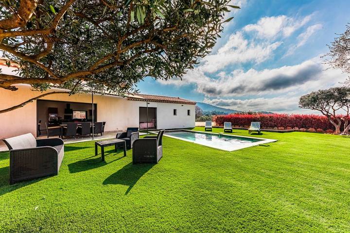 Location de vacances pour 8 personnes, avec Terrasse ainsi que Jardin et Piscine à Aups