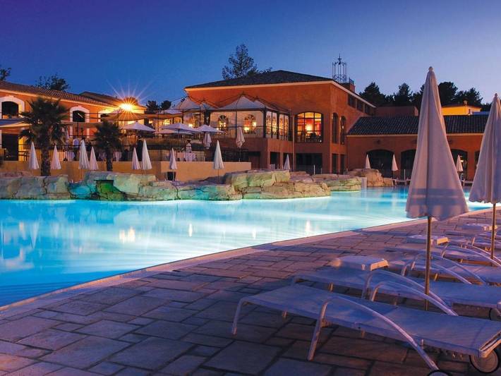 Location de vacances pour 4 personnes, avec Terrasse et Jardin ainsi que Piscine et Sauna dans Domaine de Fayence