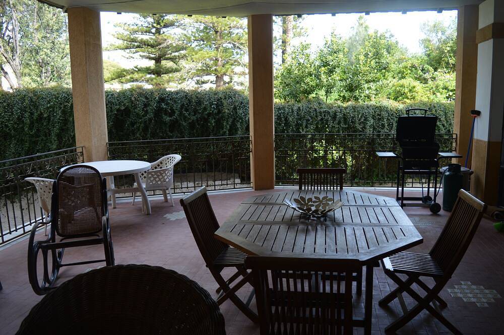 Apartamento entero, Art Nouveau style villa facing Mondello beach in Playa Mondello, Palermo