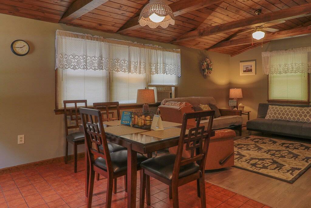 Gemütliches Ferienhaus mit privatem Deck - zu Fuß zum Short Sands Beach, 2 Hunde willkommen! in York Beach, Cape Neddick