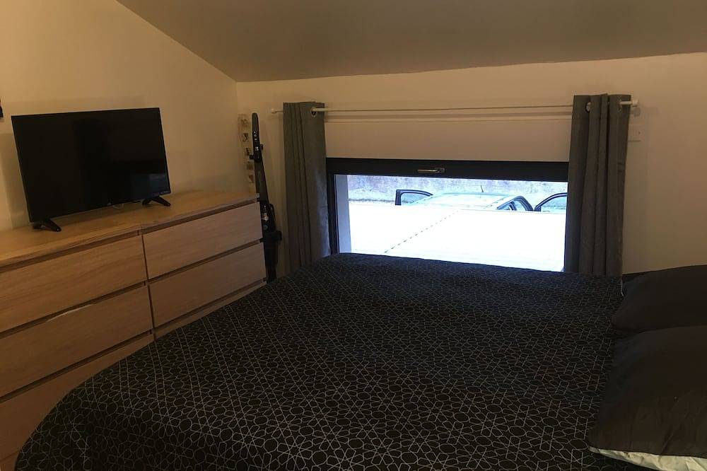 Entire apartment, Apartment-Club-Whirlpool bath-Terrace in Tarbes, Hautes-Pyrénées