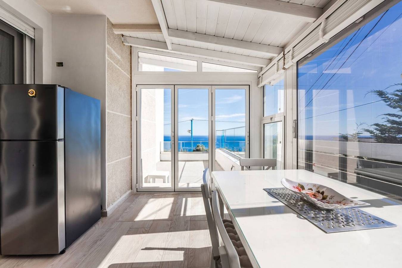 Ganze Wohnung, Blue Bay | Sea View Apartment with Free Parking in Dhërmi, Himarë