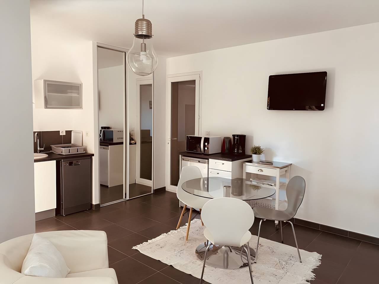 Gehele studio, Studio "1 - Le Mas Du Soleil" met gedeeld zwembad, wifi en airconditioning in Sainte-Maxime, Draguignan en omgeving