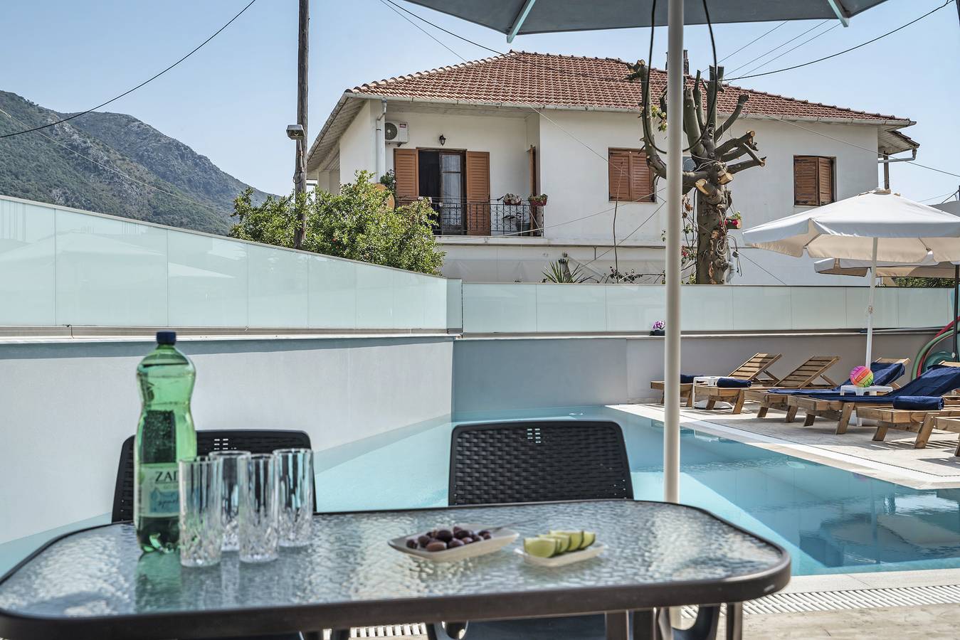 Entire studio, Studio 'King Room with Pool View' with Shared Pool, Wi-Fi and Air Conditioning in Nydri, Greece