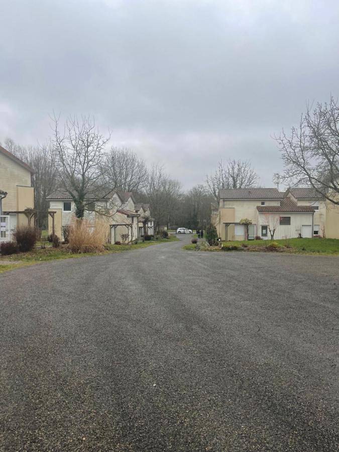 Gîte pour 4 personnes, avec terrasse et piscine ainsi que bassin pour enfant et jardin à Moutiers-sous-Chantemerle - 2