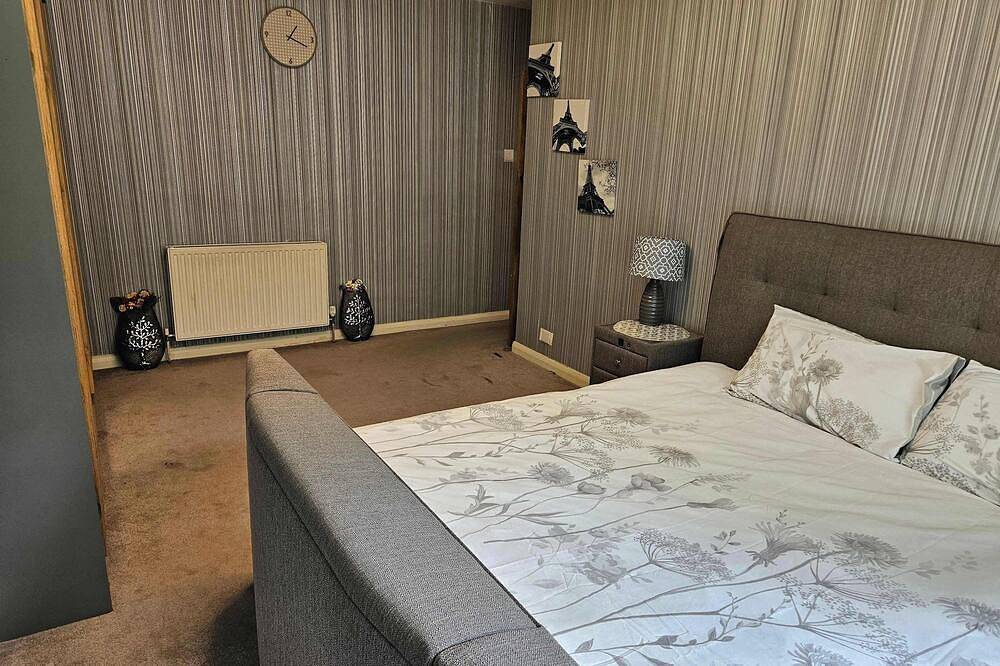 Large 4 bed house with huge garden and parking in Sutton (London), London