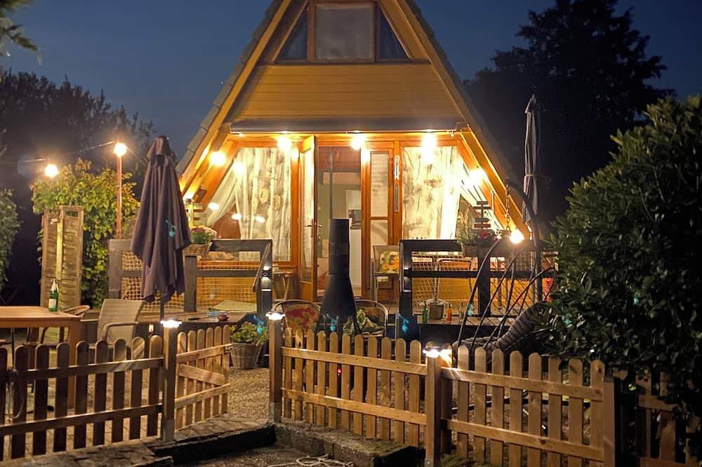 Renoviertes Nurdachhaus in Ostfriesischer Natur am Wasser für Familien