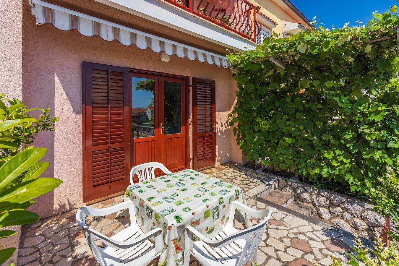 Ganze Wohnung, Beschauliches Studio-Apartment nur 250 Meter zum Strand mit Meerblick, Parkplatz, Grill in Povile, Primorje-Gorski Kotar