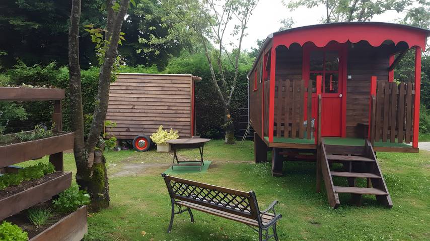 Log cabin for 4 people, with garden in Normandy