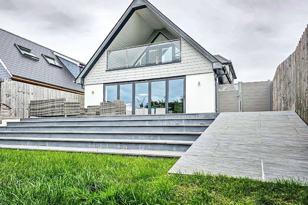 Stunning 5 Bed - Balcony, Garden and Sea Views in Poole, Poole Harbour