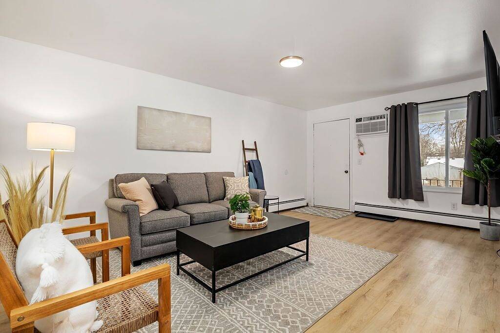 Ganze Wohnung, Cozy & Clean 2nd Floor Apt. - King Bed | Workspace in Mount Clemens, Lake St. Clair