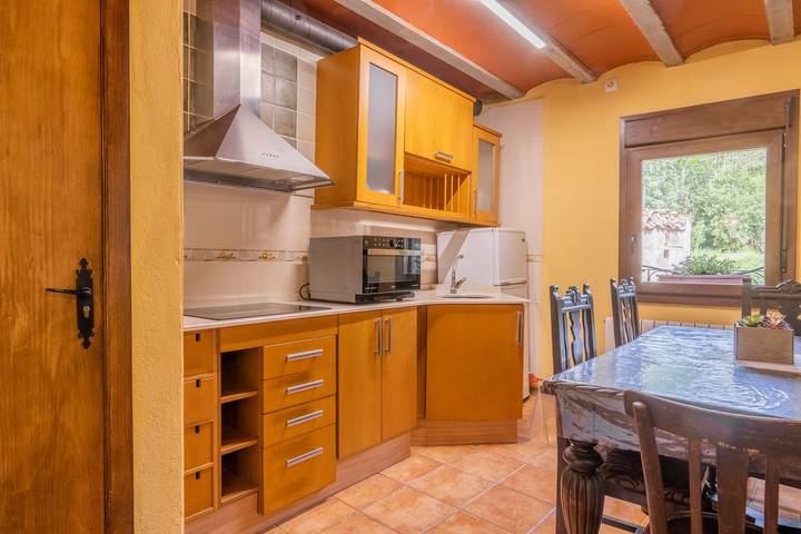 Apartamento entero, Apartamento vacacional "Mossen Batista Faig" con vistas a la montaña, terraza privada y Wi-Fi in Sarroca de Bellera, Pirineo Catalan