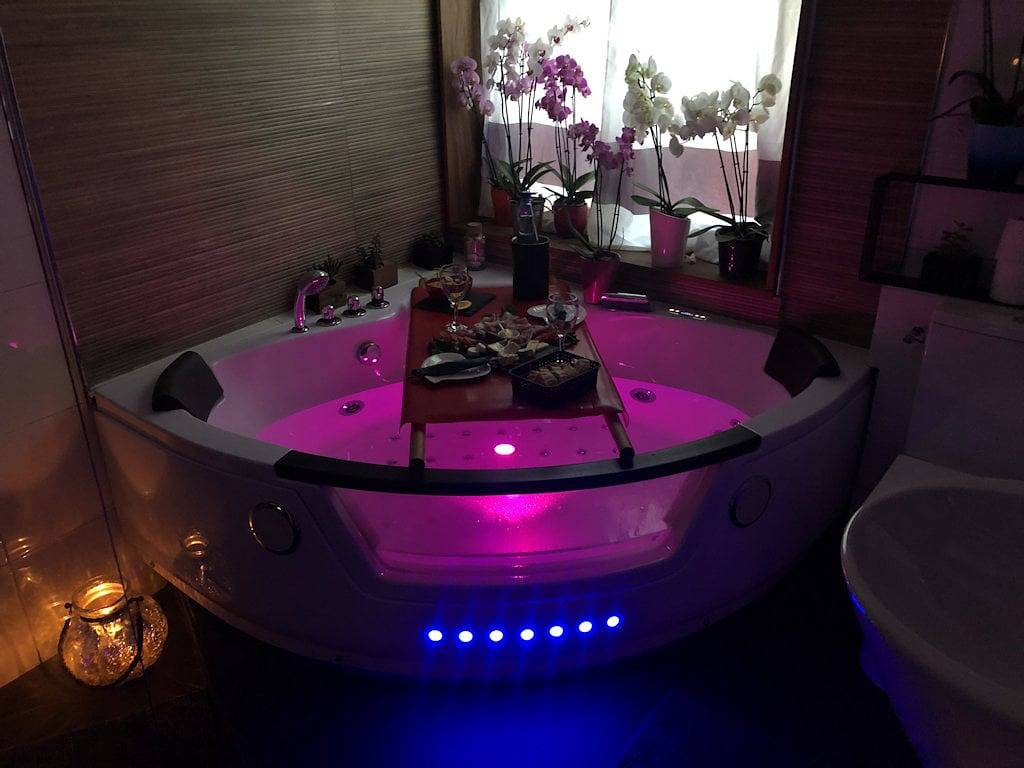 Music'Home, avec Spa, piscine, table d’hôte et musique - Chambre Romantique (Suite) avec Spa en rez-de-chaussée in Plessis-Saint-Benoist, Essonne