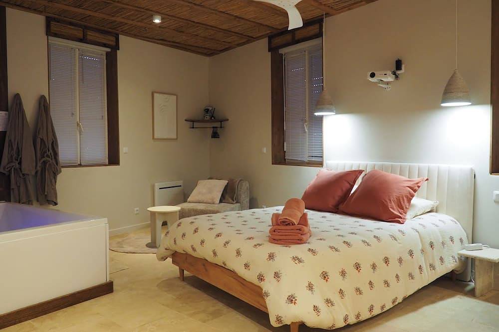 Entire apartment, Lilo Gaillac: Balneo loft - a wellness break for two in Gaillac, Albi region