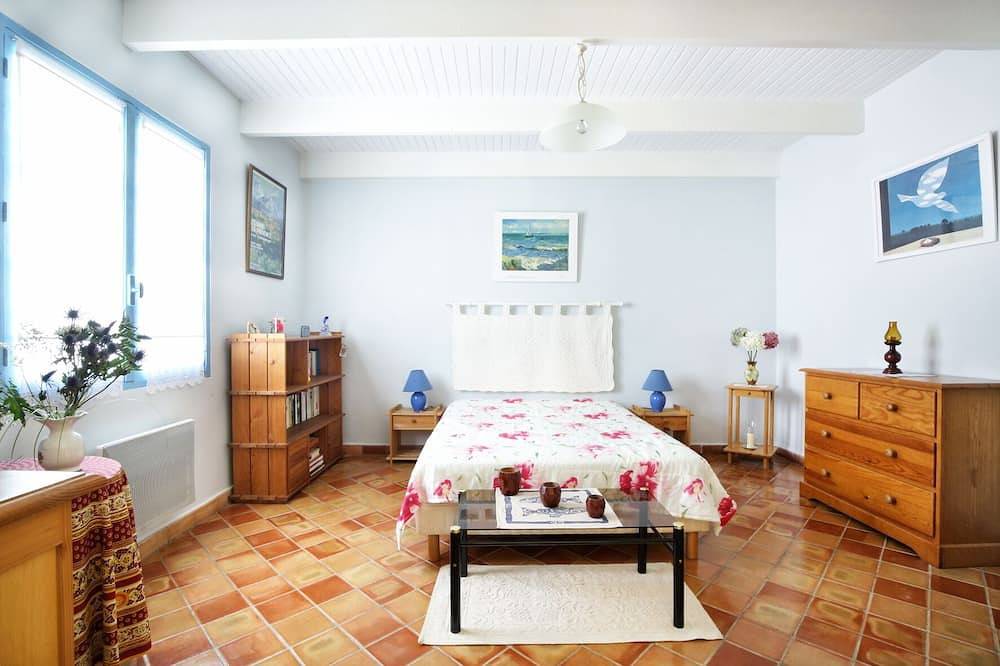 Spacious house in authentic Luberon in Saint-Martin-de-Castillon, Parc naturel régional du Luberon