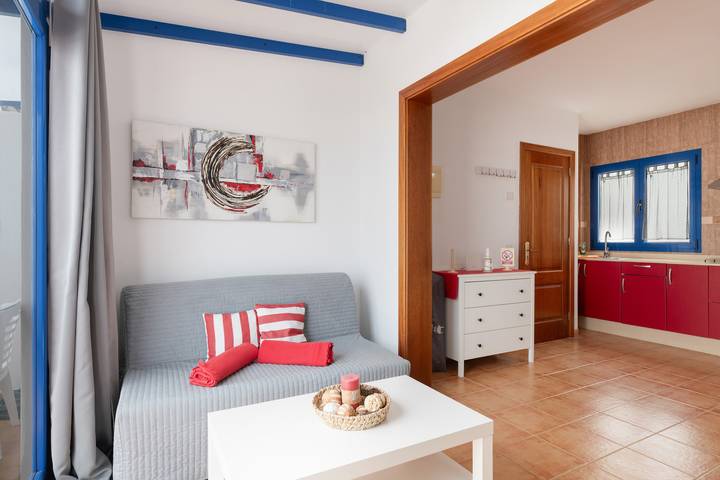 Ferienhaus 'Rojo' mit Meerblick und Wlan in La Graciosa, Parque Natural Archipiélago Chinijo