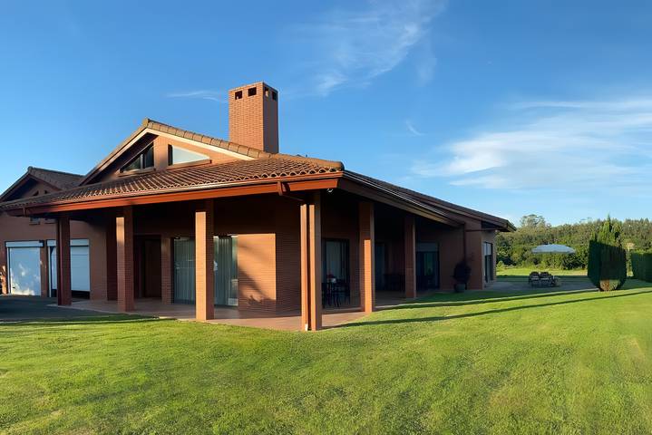 Vacation rental for 10 people, with yard in Cantabria