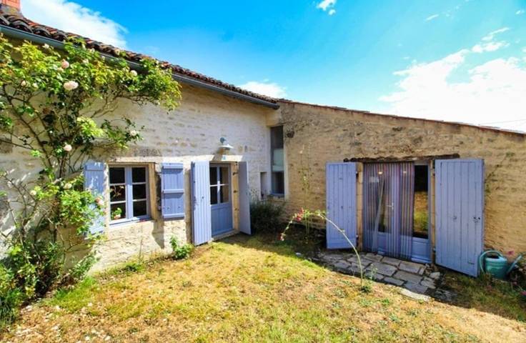 Location de vacances pour 11 personnes, avec jardin à Fontaine-Chalendray