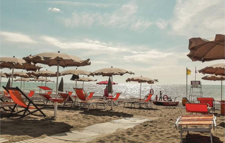 Accogliente appartamento con terrazza con AC e Internet, vicino alla spiaggia (68 caratteri) in Cecina, Costa degli Etruschi