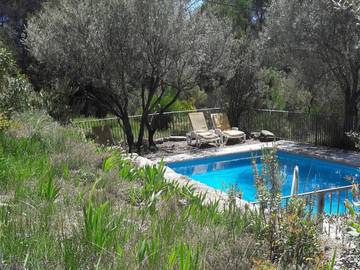 Location de vacances pour 5 personnes, avec terrasse ainsi que piscine et jardin, animaux acceptés à Saint-Antonin-du-Var