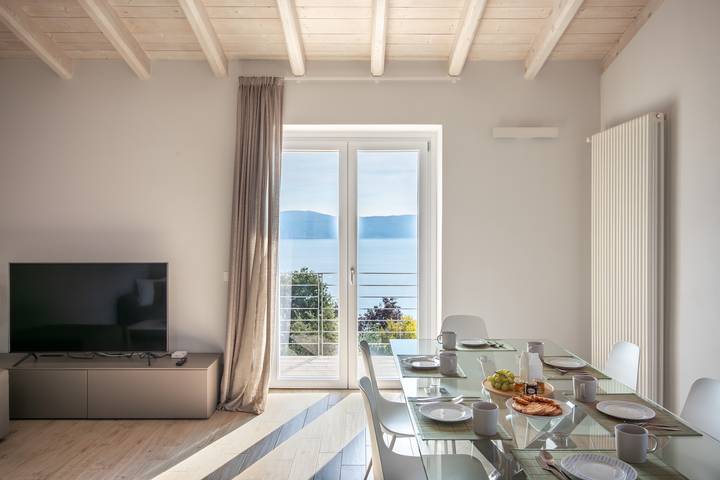 Villa per 6 persone, con Balcone e Giardino nonché Piscina e Vista lago a Toscolano-Maderno
