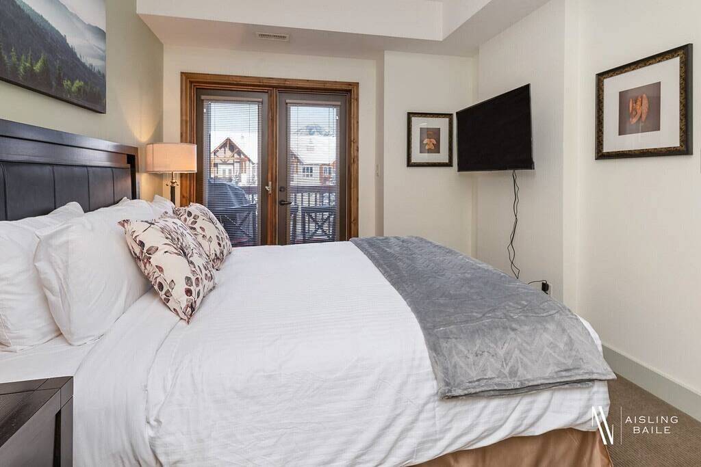 Ganze Wohnung, The Sable Bright Side | Pool | Hot Tub | Top Floor in Radium Hot Springs, Kootenay-Nationalpark