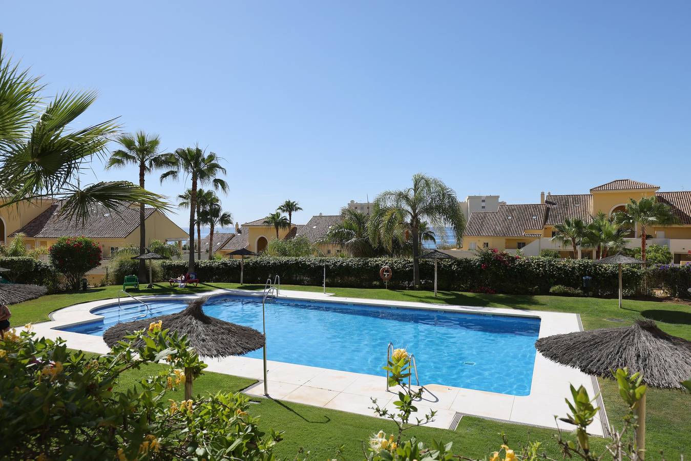 Appartement entier, Grand appartement de vacances 'Puerto Alto' avec vue mer, piscine partagée et Wi-Fi in Puerto Deportivo de Estepona, Estepona
