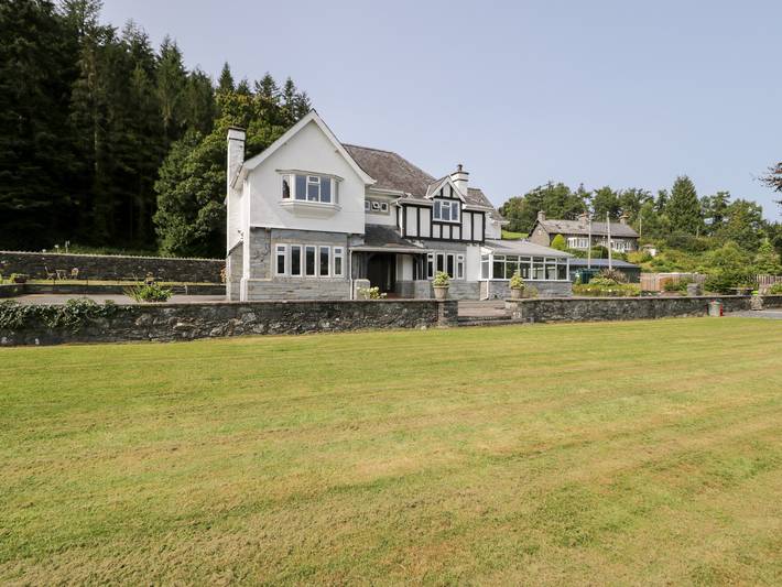 Cottage for 10 people, with garden, with pets in Llanrwst