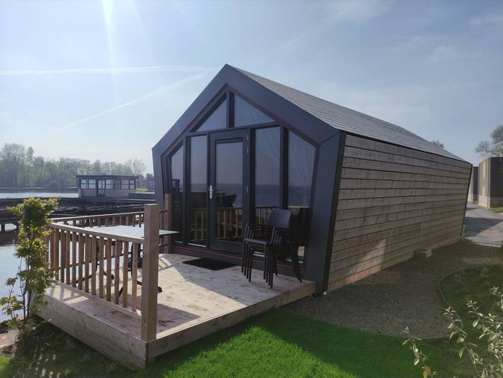 Chalet voor 4 personen, with balkon/terras and terras as well as uitzicht op het meer in Overijssel